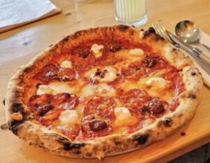 Pizza from Anyukám Mondta, one of the best Hungarian restaurants in 2025