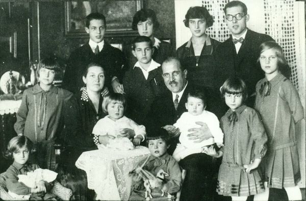 Károly Gundel with his family